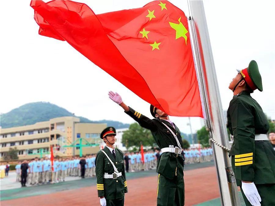 郭碧婷又惊艳了，难怪她能嫁豪门，衬衫叠穿南瓜裙有多洋气？游戏画面